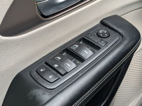 Used 2020 Chrysler Voyager Lxi image 21