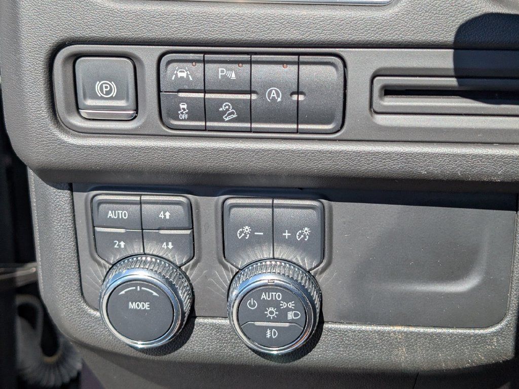 Used 2024 GMC Yukon XL AT4 AWD/4WD image 24