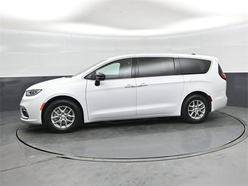 New 2026 Chrysler Pacifica Select image 7