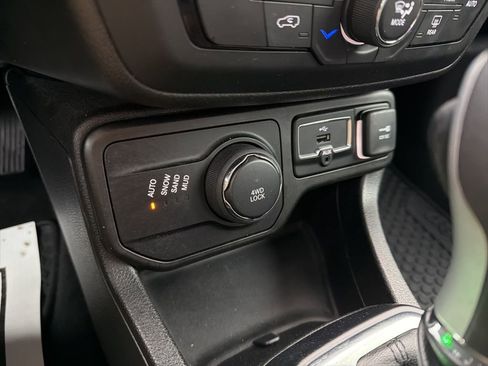 Used 2018 Jeep Renegade Latitude w/ UConnect 8.4 Nav Group image 33