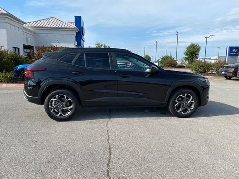 Used 2025 Chevrolet Trax LT FWD image 8