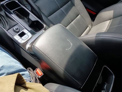 Used 2024 Kia Telluride EX w/ EX Captain's Chair Package image 27