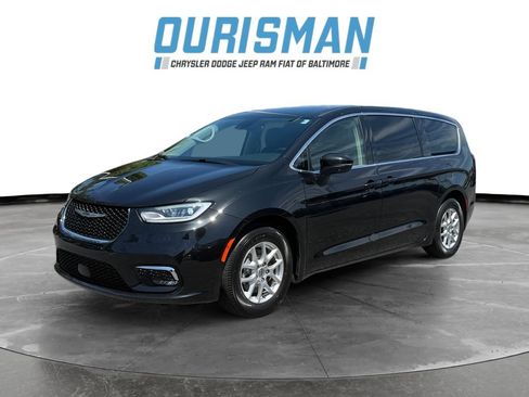 Used 2023 Chrysler Pacifica Touring-L FWD image 2