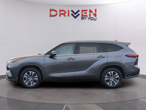 Used 2022 Toyota Highlander XLE image 2