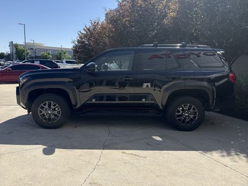 Used 2025 Toyota 4Runner SR5 image 9