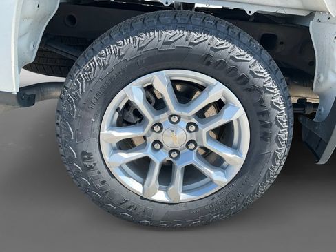 Used 2023 Chevrolet Silverado 1500 LT AWD/4WD image 9