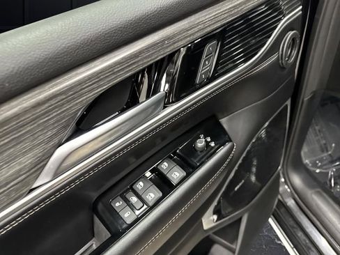 Certified 2024 Jeep Wagoneer L Series III w/ Premium Group I image 30