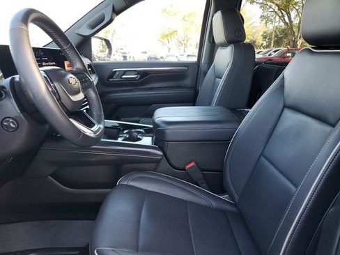 Used 2025 Chevrolet Suburban Premier RWD image 17