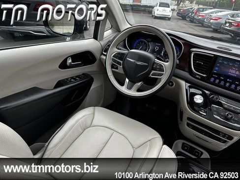 Used 2017 Chrysler Pacifica Limited w/ UConnect Theater Package FWD image 16