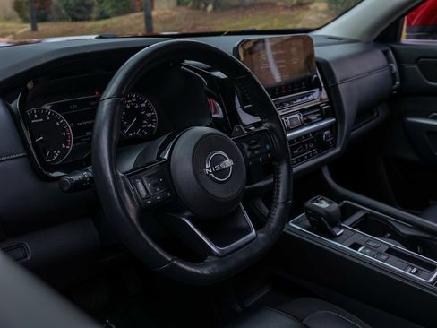 Used 2024 Nissan Pathfinder SL w/ Black Appearance Package image 14