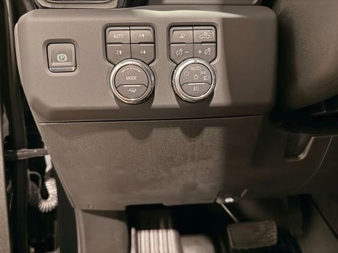Used 2025 GMC Sierra 2500 AT4X image 16