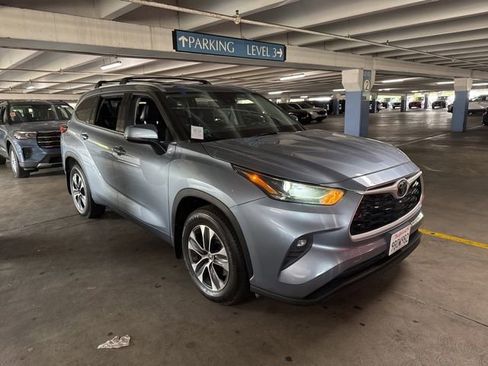 Used 2022 Toyota Highlander XLE FWD image 2
