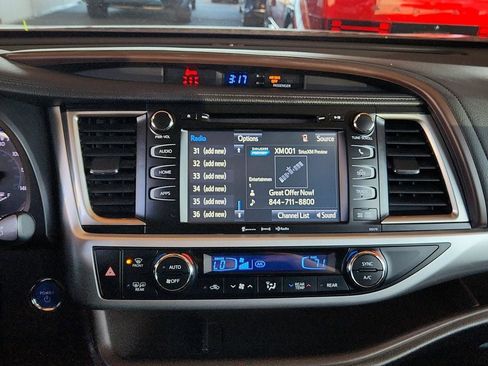 Used 2018 Toyota Highlander XLE image 18