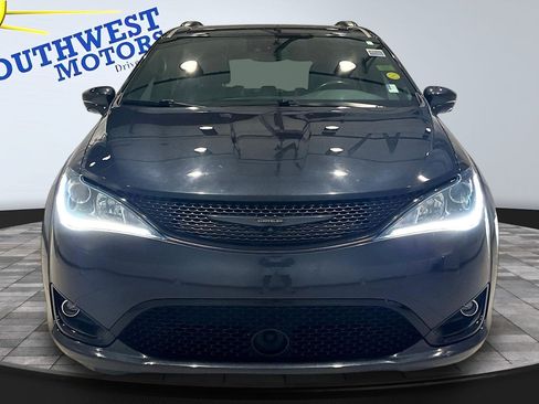 Used 2019 Chrysler Pacifica Limited w/ Advanced Safetytec Group FWD image 2