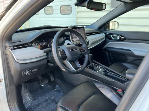 Used 2024 Jeep Compass Limited image 10