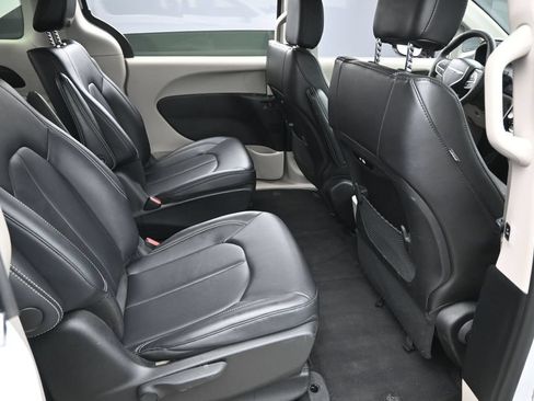 Used 2024 Chrysler Pacifica Limited FWD image 31