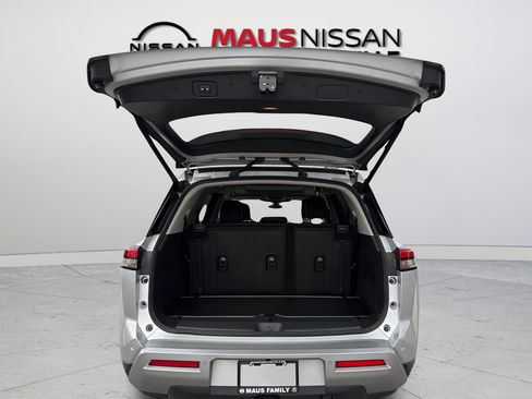 Certified 2024 Nissan Pathfinder Platinum w/ Cargo Package AWD/4WD image 9