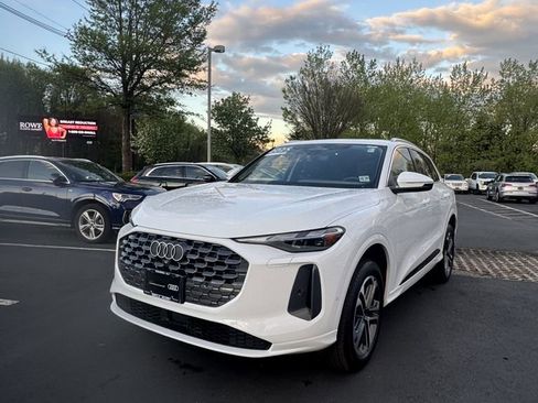 Used 2025 Audi Q5 Premium w/ Convenience Package image 1