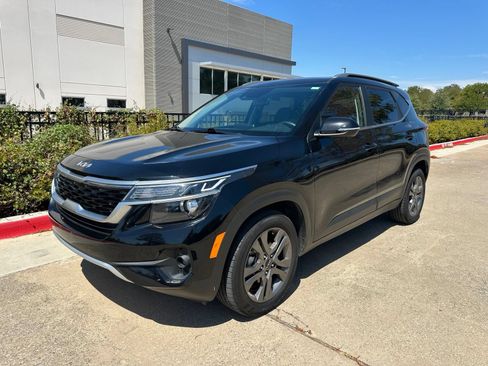 Used 2023 Kia Seltos S w/ Navigation Package FWD image 3