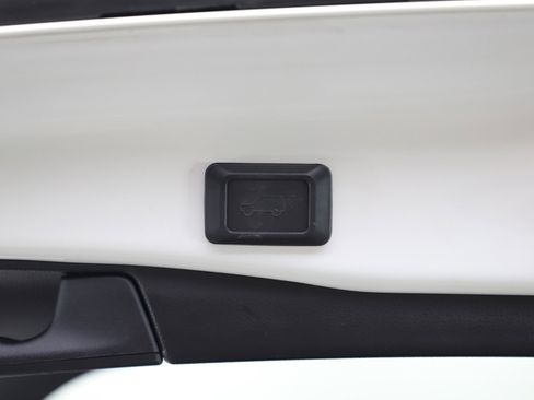 Used 2020 Toyota RAV4 Limited image 17