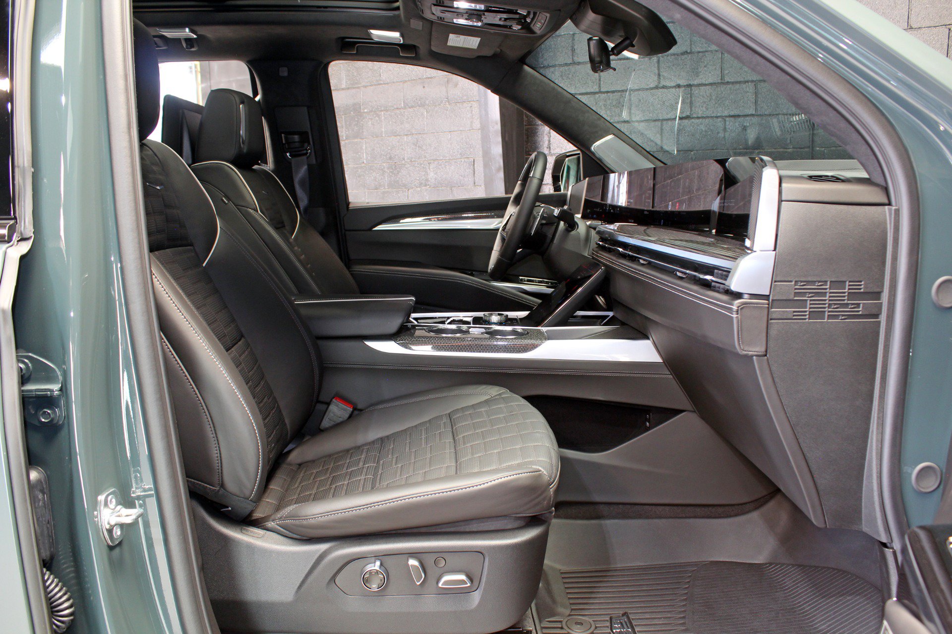 Used 2026 Cadillac Escalade V w/ LPO, ONYX Package AWD/4WD image 65