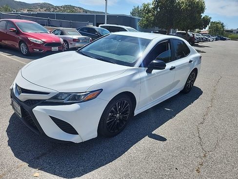Used 2020 Toyota Camry SE w/ Carpet Mat Package FWD image 1