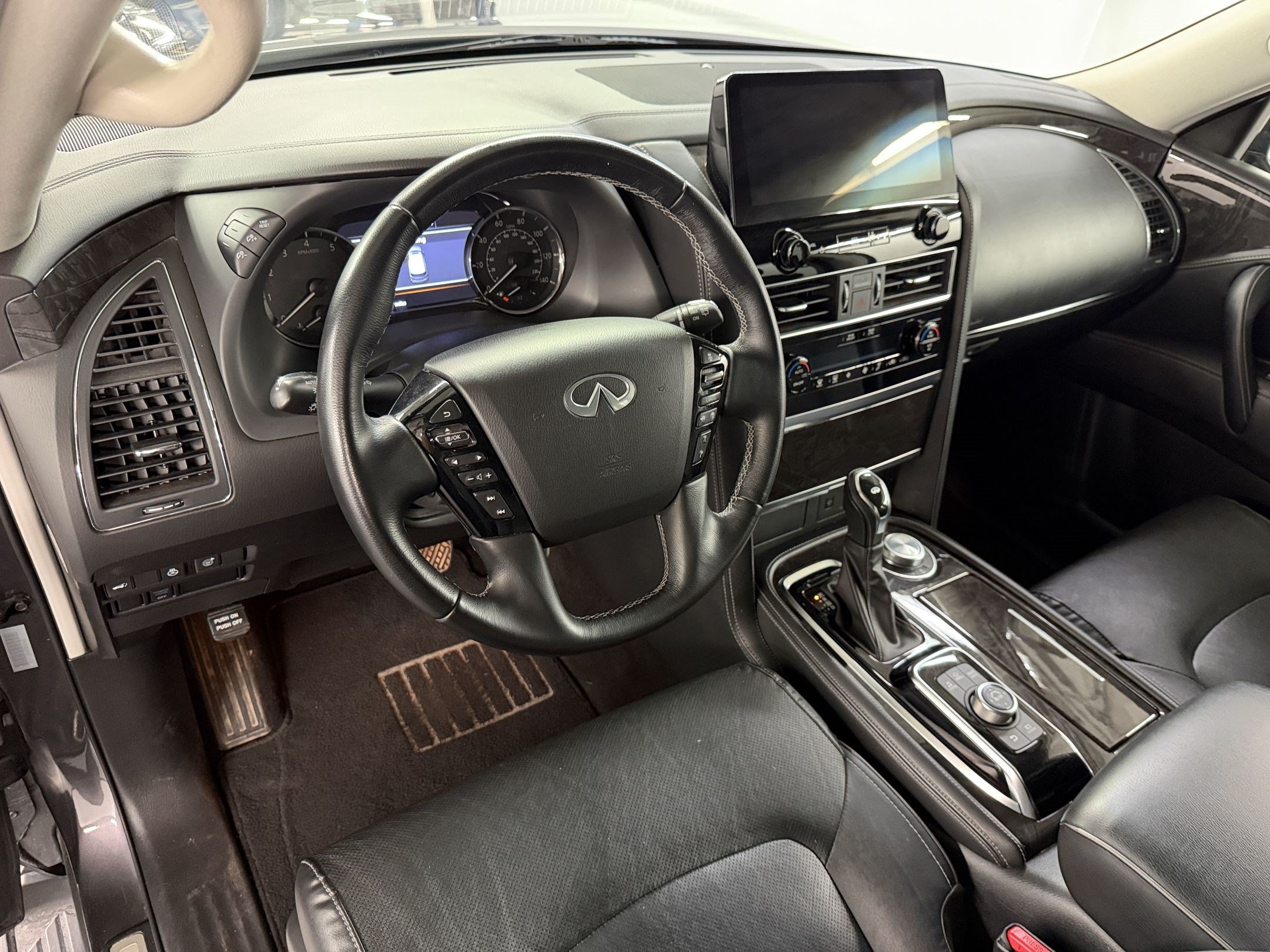Used 2024 INFINITI QX80 Luxe AWD/4WD image 4