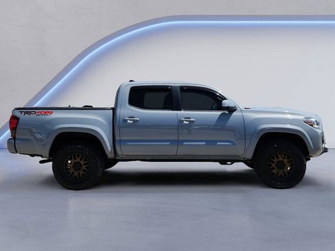 Used 2018 Toyota Tacoma TRD Sport AWD/4WD image 2