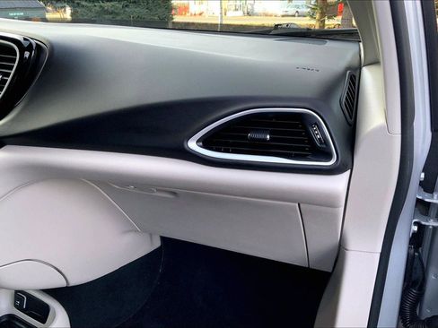 Certified 2024 Chrysler Pacifica Touring-L image 16