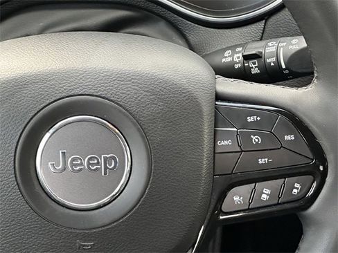 Used 2023 Jeep Cherokee Altitude Lux image 13