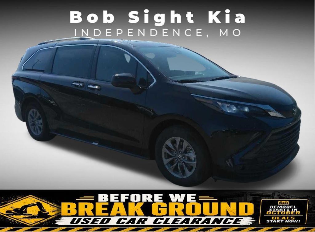 Used 2026 Toyota Sienna XLE FWD image 4
