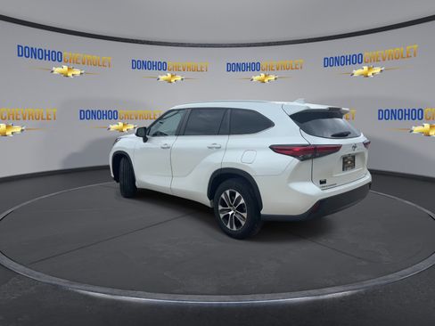 Used 2023 Toyota Highlander XLE FWD image 6