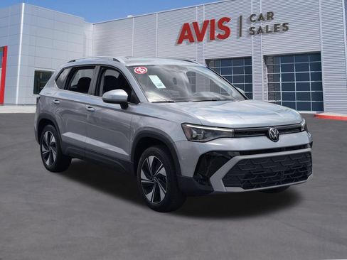 Used 2025 Volkswagen Taos SE AWD/4WD image 3