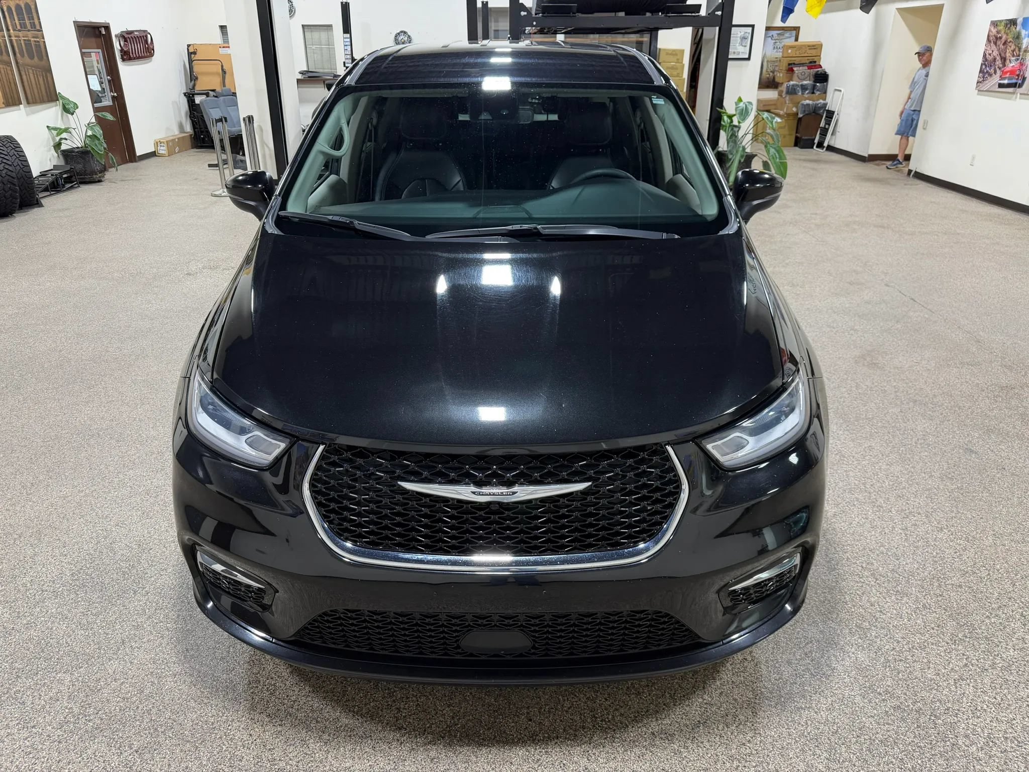 Used 2023 Chrysler Pacifica Touring-L FWD image 11