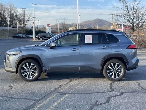 Used 2023 Toyota Corolla Cross XLE image 2