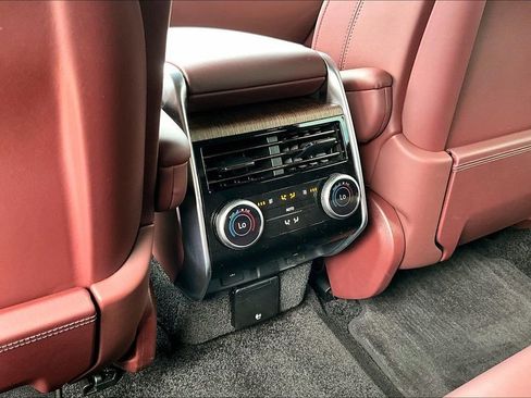Used 2025 Land Rover Range Rover SE AWD/4WD image 10