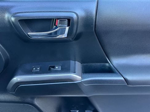 Used 2019 Toyota Tacoma TRD Off-Road w/ Technology Package image 17