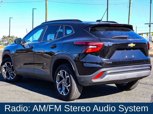 Used 2025 Chevrolet Trax LT w/ LT Convenience Package image 5