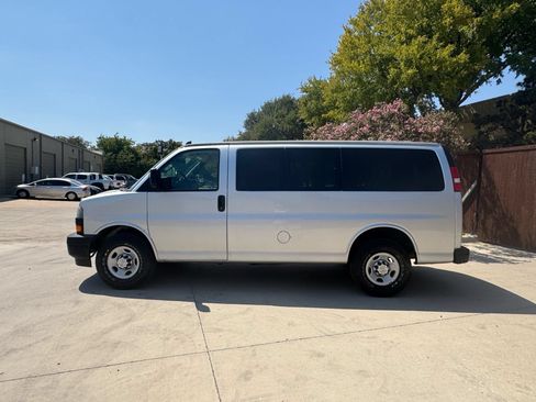 Used 2019 Chevrolet Express 2500 LS w/ Driver Convenience Package RWD image 4