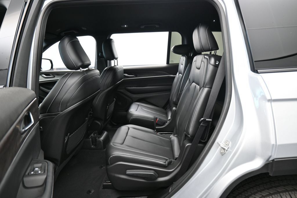 Used 2025 Jeep Grand Cherokee L Limited RWD image 32