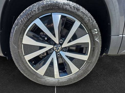 Certified 2023 Volkswagen Taos SE w/ Panoramic Sunroof Package AWD/4WD image 9