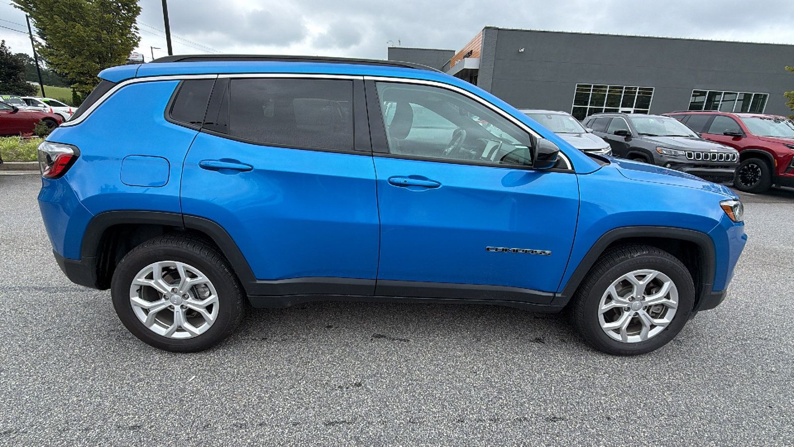 Used 2024 Jeep Compass Latitude AWD/4WD image 7