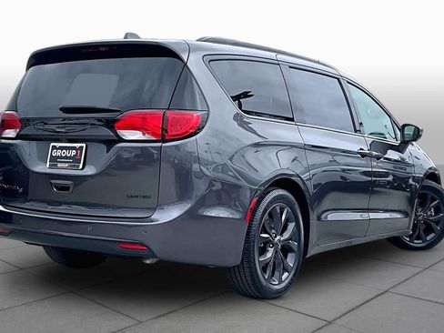 Used 2018 Chrysler Pacifica Limited w/ S Appearance Package FWD image 12