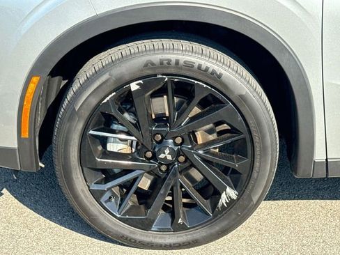 Used 2023 Mitsubishi Outlander SE image 23