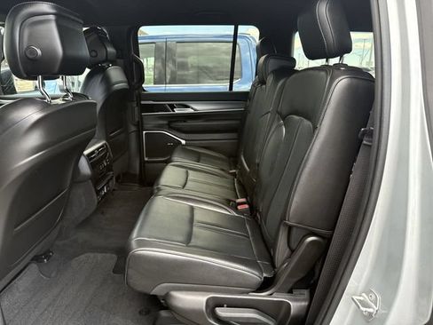 Used 2025 Jeep Wagoneer 4WD image 22