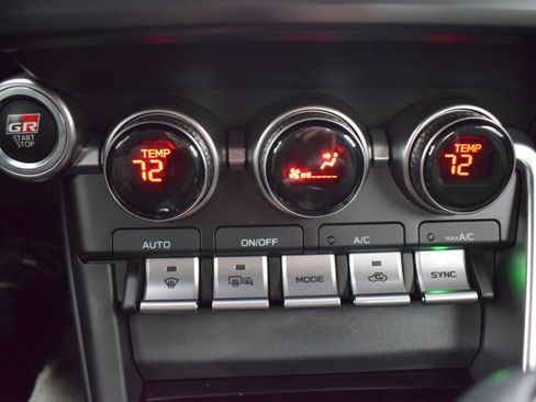 Used 2025 Toyota GR86 Premium w/ Performance Package image 16