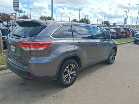 Used 2019 Toyota Highlander LE FWD image 4