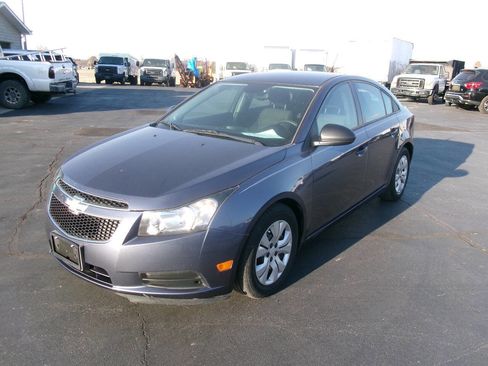 Used 2014 Chevrolet Cruze LS image 2