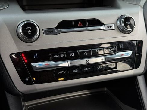 Used 2021 Ford Explorer XLT w/ Equipment Group 202A image 19