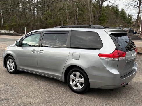Used 2013 Toyota Sienna LE image 3